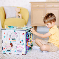 Dziecko odkrywa kostkę edukacyjną Busy Cube XL Lunar — zabawki edukacyjne dla 2 latka