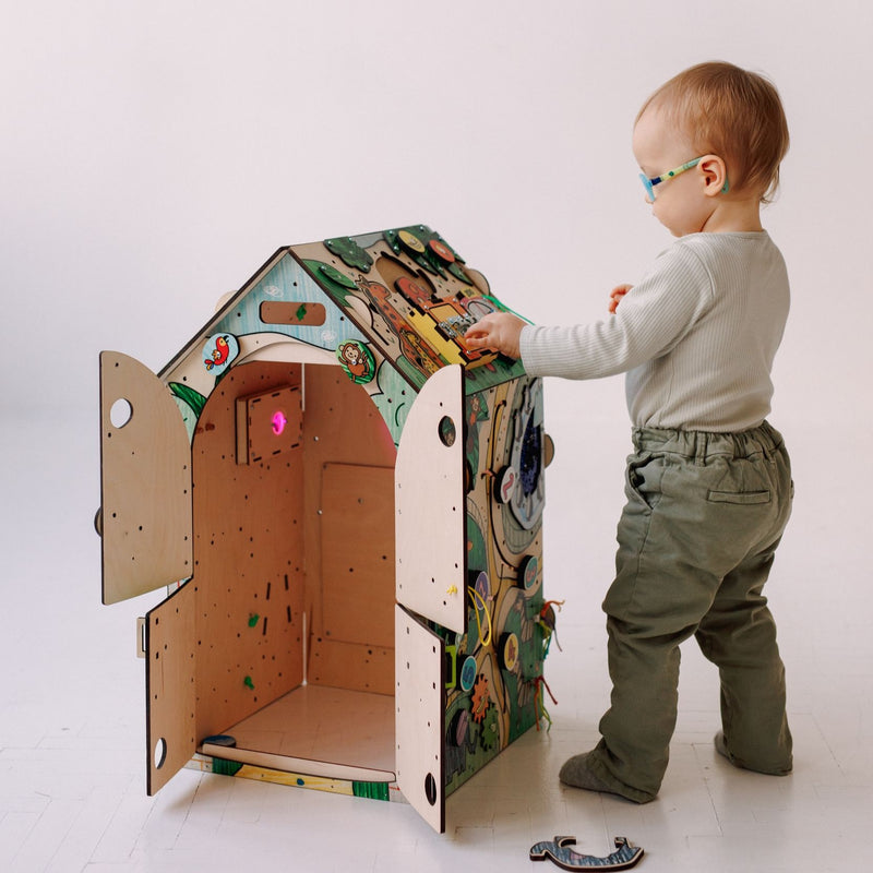 Dziecko bawi się tablicą manipulacyjną Busy House ZOO — zabawki edukacyjne dla 2 latka - 9