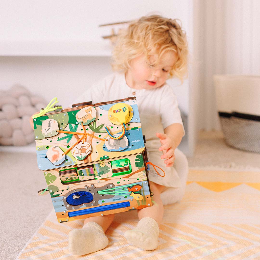 Dziecko odkrywa kostkę Busy Cube Safari — zabawki edukacyjne montessori od 1 roku - 6