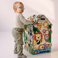 Busy House ZOO widok z boku — duża drewniana tablica manipulacyjna dla dzieci