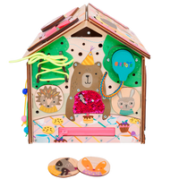 Dziecko bawi się kostką Busy Cube Candy — zabawki montessori prezent na roczek