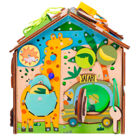 Safari zabawka Montessori — dziecko bawi się zabawką