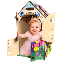 Dziewczynka bawi się tablicą manipulacyjną Busy House Princess — zabawki edukacyjne