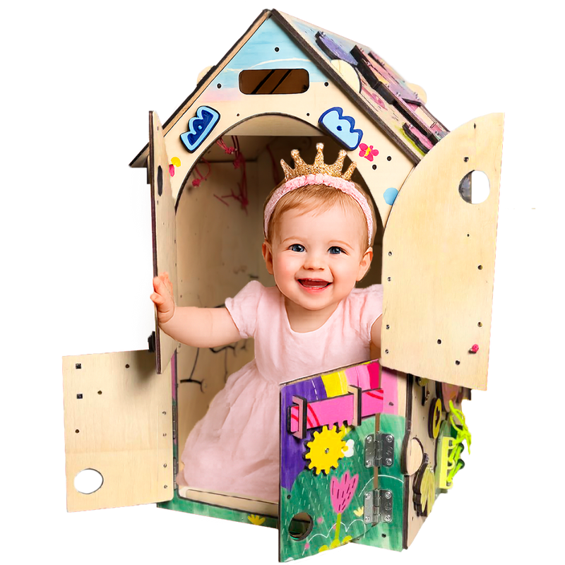 Dziewczynka bawi się tablicą manipulacyjną Busy House Princess — zabawki edukacyjne - 3