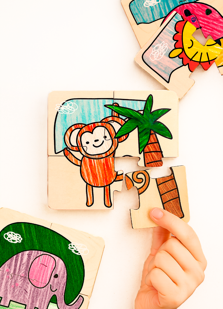 puzzle drewniane — dziecko bawi się zabawką - 5