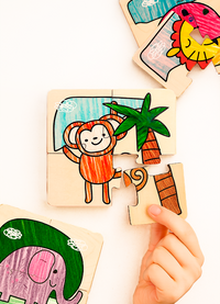 puzzle drewniane — dziecko bawi się zabawką