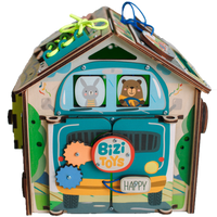 Road zabawka Montessori — dziecko bawi się zabawką