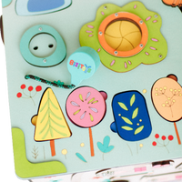 XL zabawka Montessori — dziecko bawi się zabawką