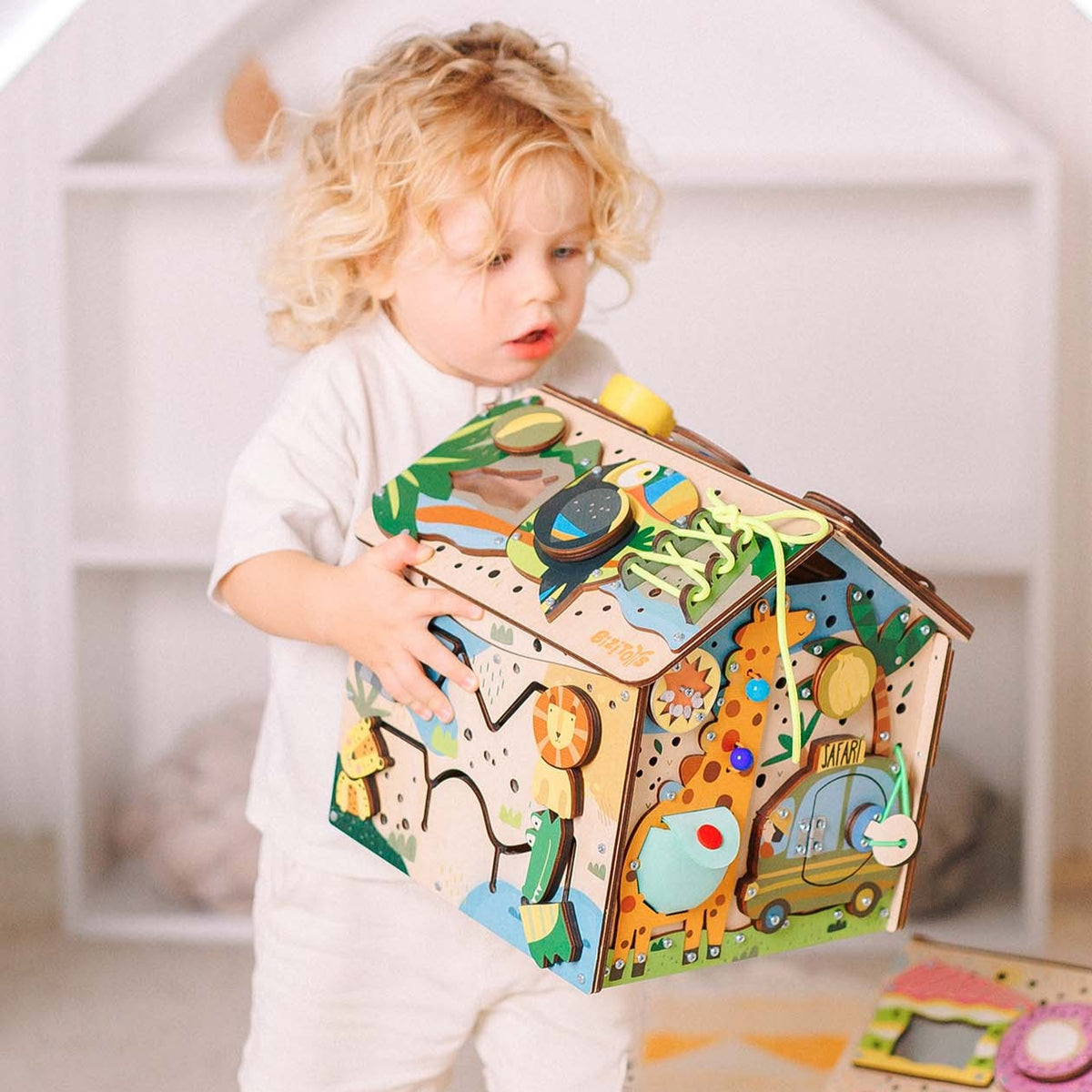 Busy Cube Safari detale — żyrafa, lew i kolorowe elementy sensoryczne - 8