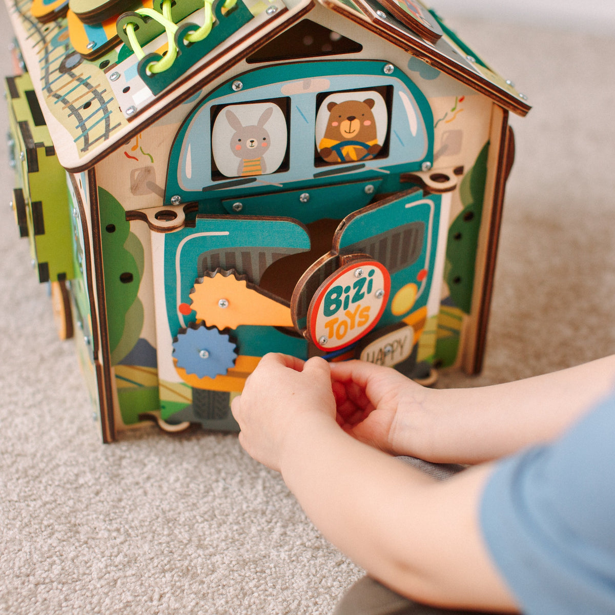 Dziecko bawi się kostką Busy Cube Road — zabawki edukacyjne dla 2 latka - 6