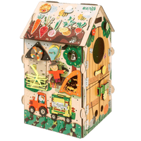 Dziecko odkrywa tablicę manipulacyjną Busy House Farm — prezent na roczek