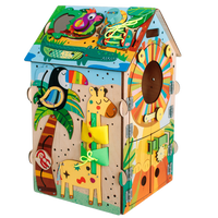 Dziecko bawi się tablicą manipulacyjną Busy House Jungle — drewniane zabawki edukacyjne